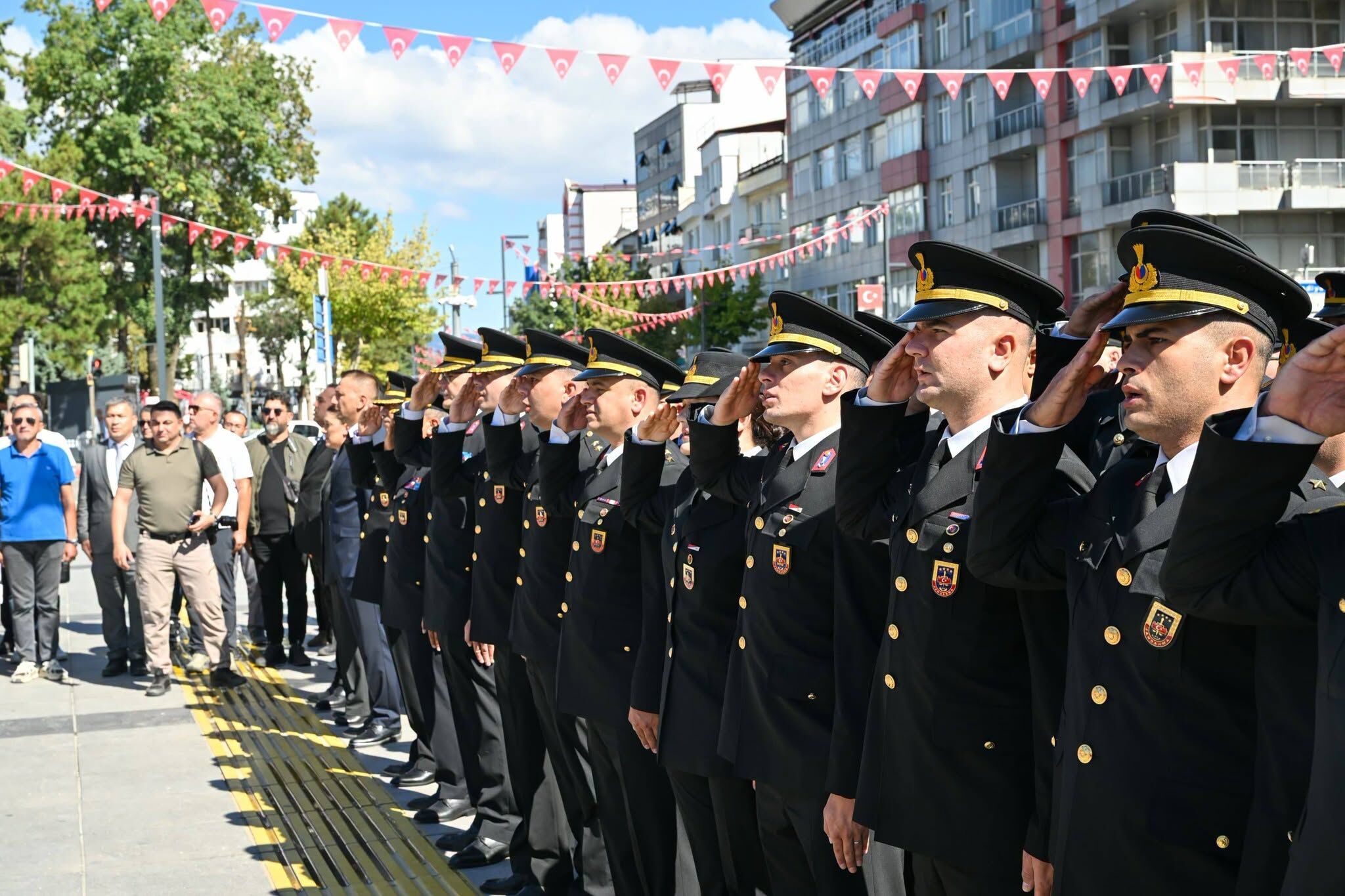 Uşak'ta 19 Eylül Gaziler Günü nedeniyle Atatürk Anıtına çelenk kondu