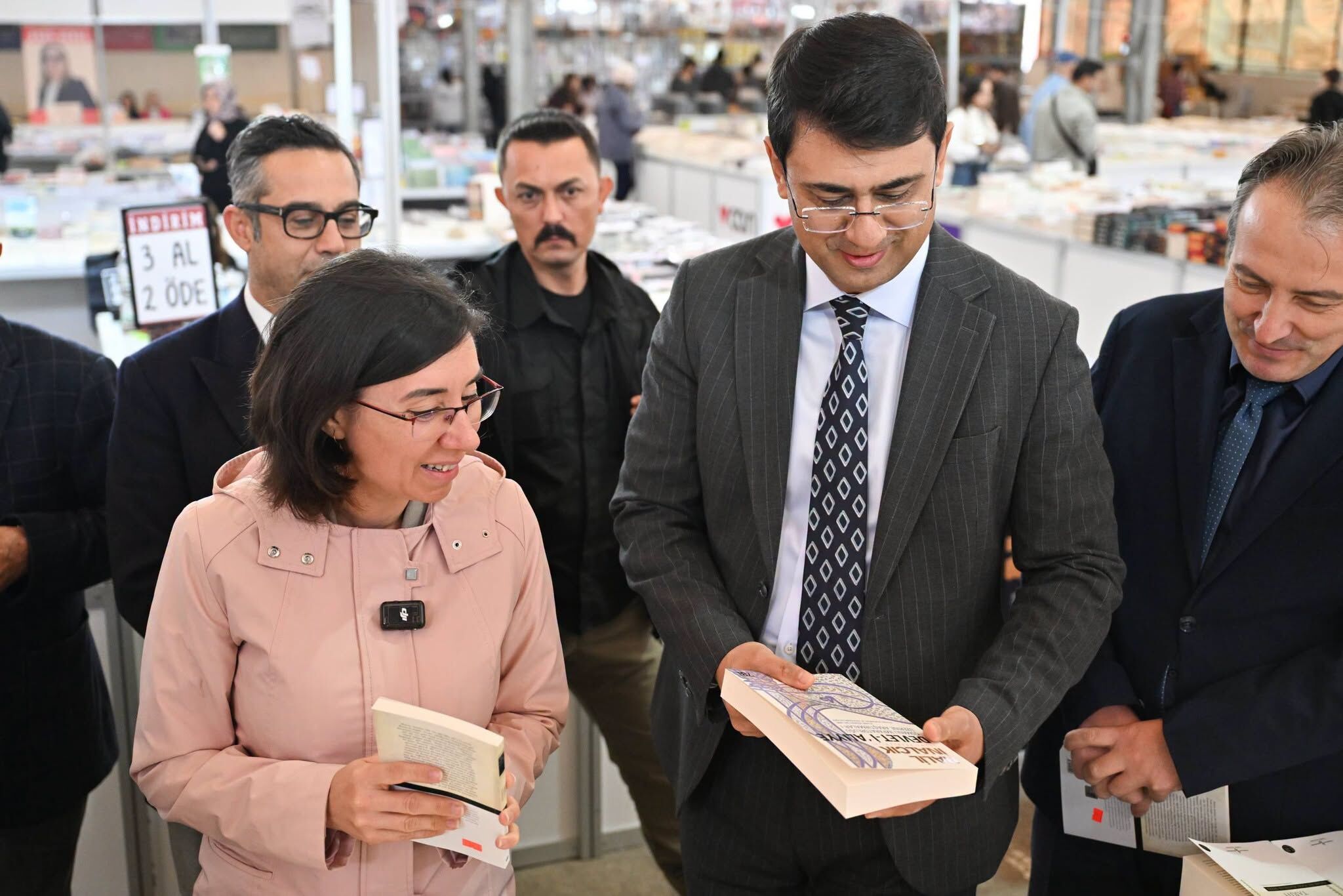 Uşak Valisi Kartal, Uşak 2'inci Kitap Fuarı'nda incelemelerde bulundu