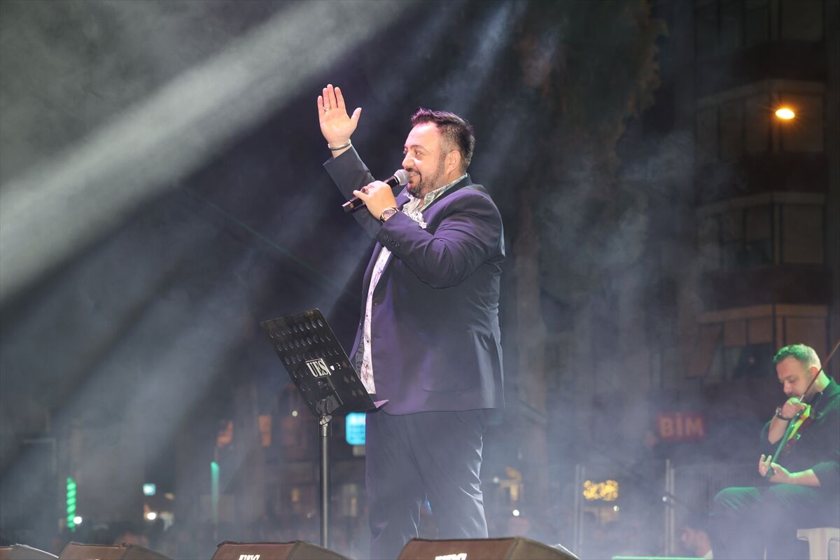 Hüseyin Kağıt, Kulalı vatandaşlara konser verdi