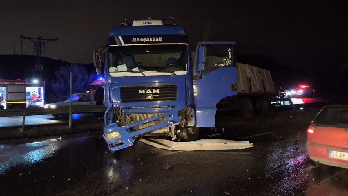 Kütahya ve Afyon arasındaki Porsuk Köprüsü mevkiindeki kazalar nedeniyle trafik aksadı