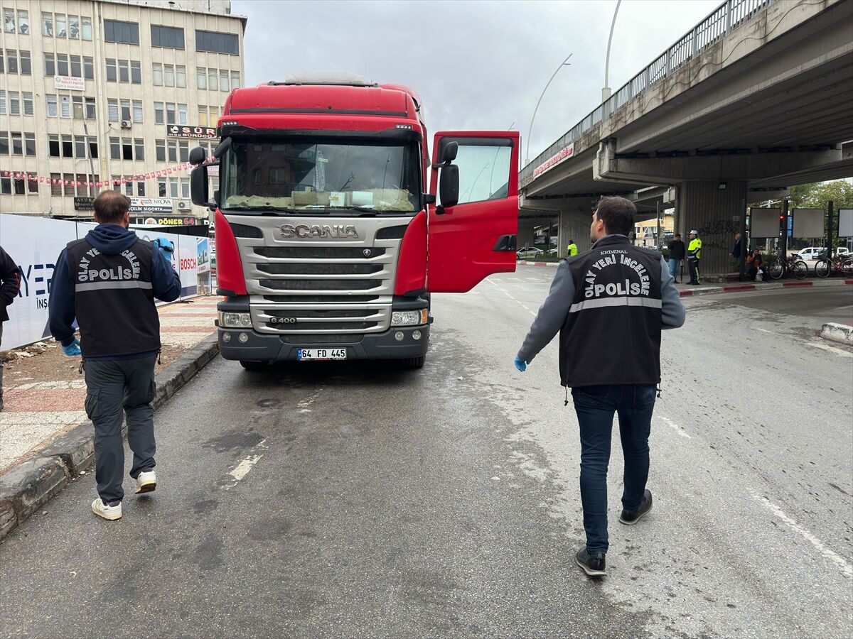 Uşak'ta tırın çarptığı yaya ağır yaralı olarak hastaneye kaldırıldı