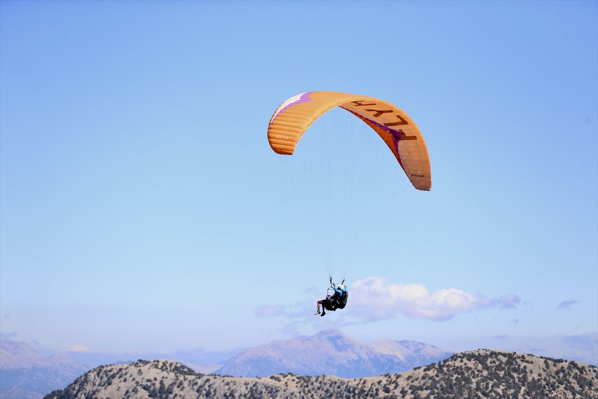 Fethiye'de yamaç paraşütü nedeniyle Çinli yoğunluğu
