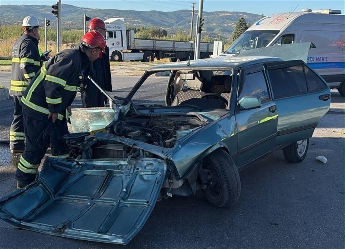 Aa 20260910 42430673 42430672 Gedizde Otomobil Ile Tirin Carpismasi Sonucu 1 Kisi Yaralandi (1)