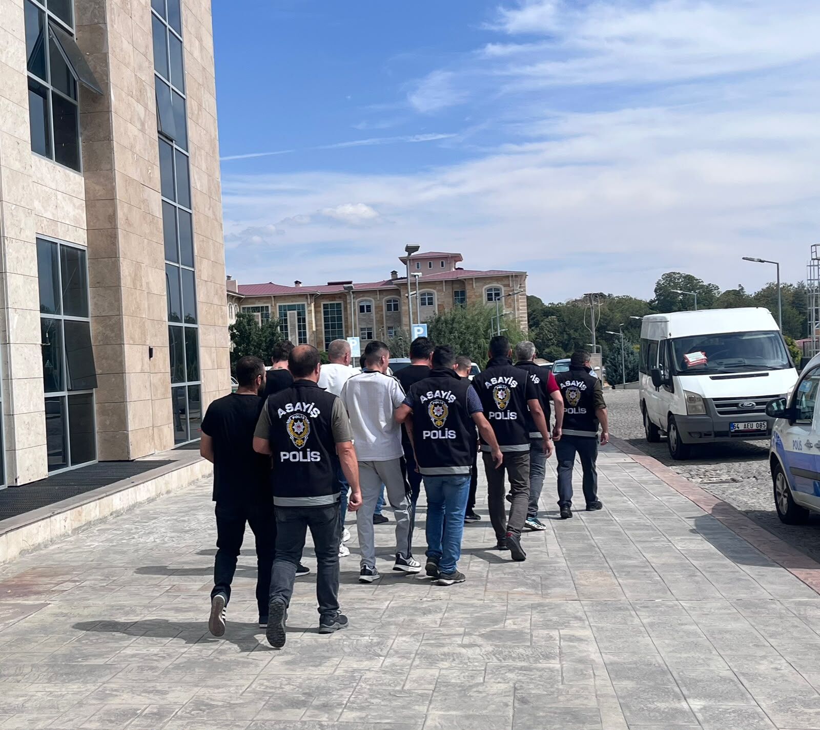 Uşak'ta hakkında hapis cezası alınan 13 kişi cezaevine kondu
