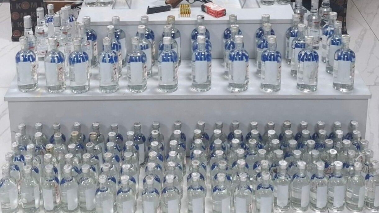 Uşak İl Emniyet Müdürlüğü 4 adresteki operasyonda kaçak alkol ve çeşitli suç unsurları ele geçirdi
