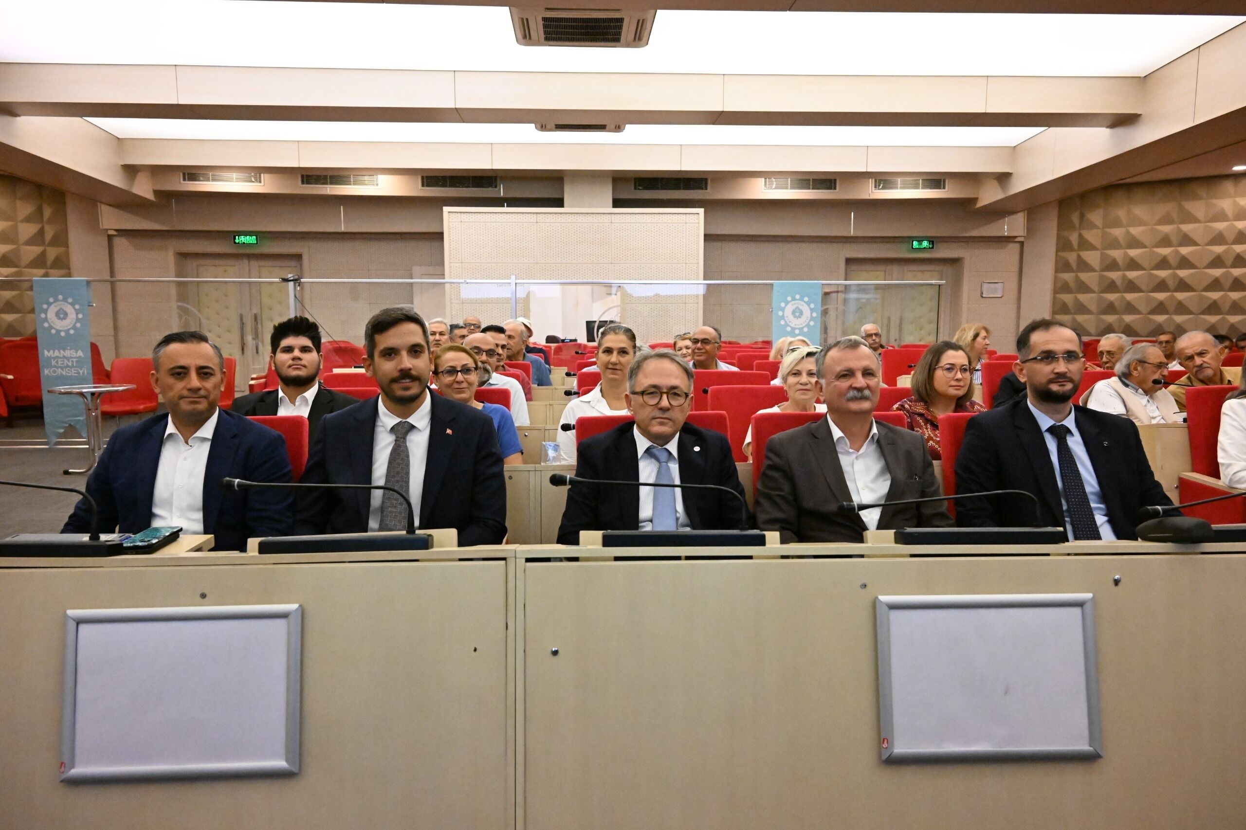 Manisa Kent Konseyi Başkanı Hakkı Bayraktar, açık oylamada tekrar seçildi
