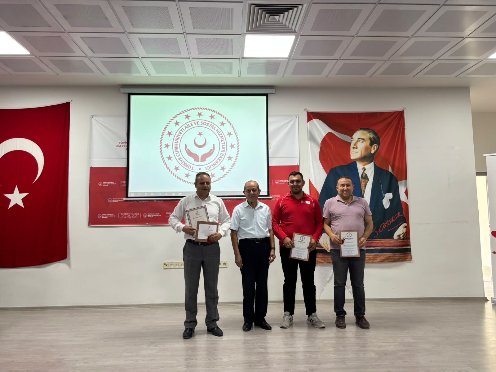Uşak'ta düzenli kan bağışlayan gazilere ve Aile ve Sosyal Politikalar personeline ödülleri verildi