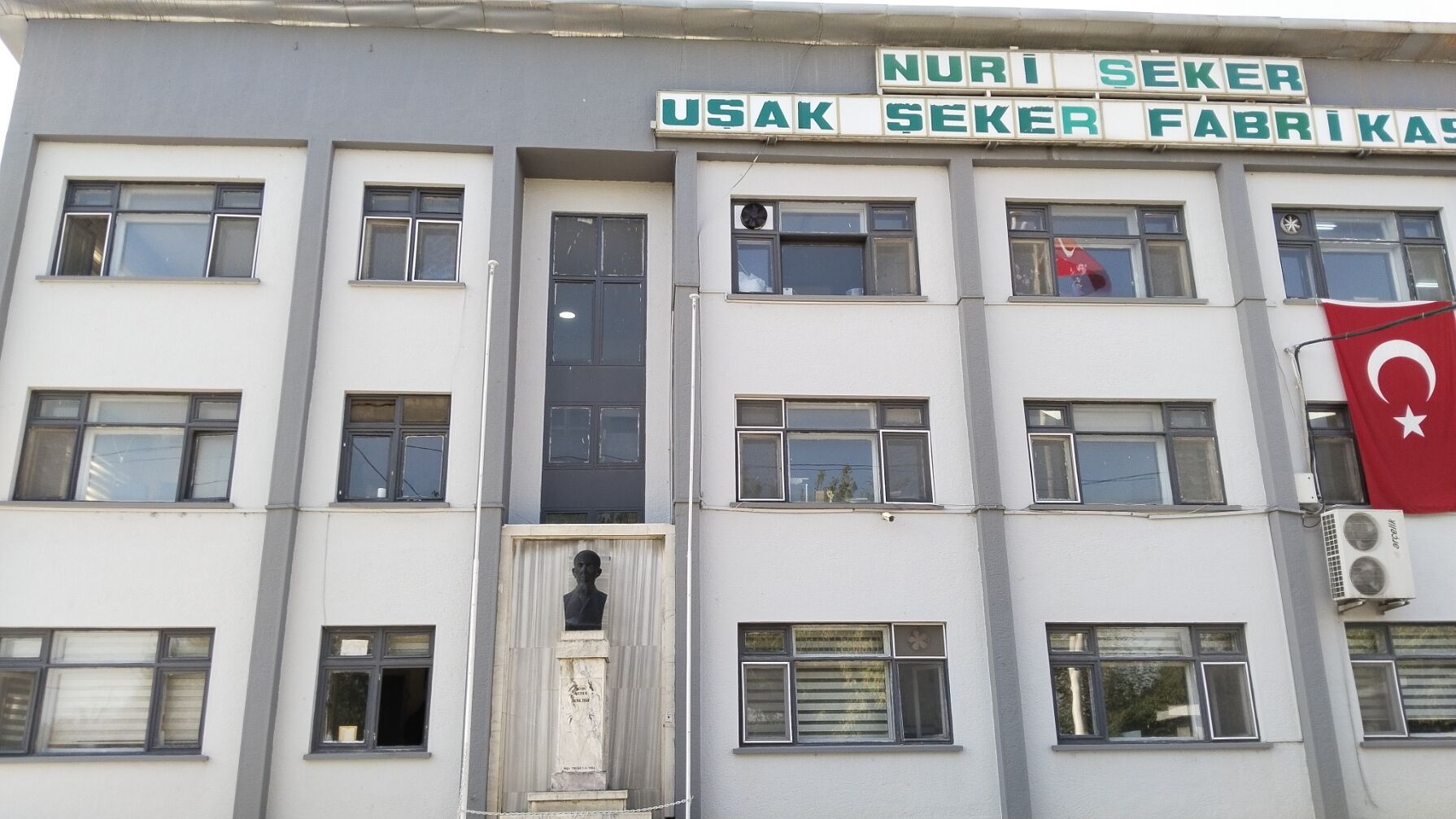 Nuri Şeker'in Uşak'taki büstünde de hatalı doğum tarihi yazılmış!