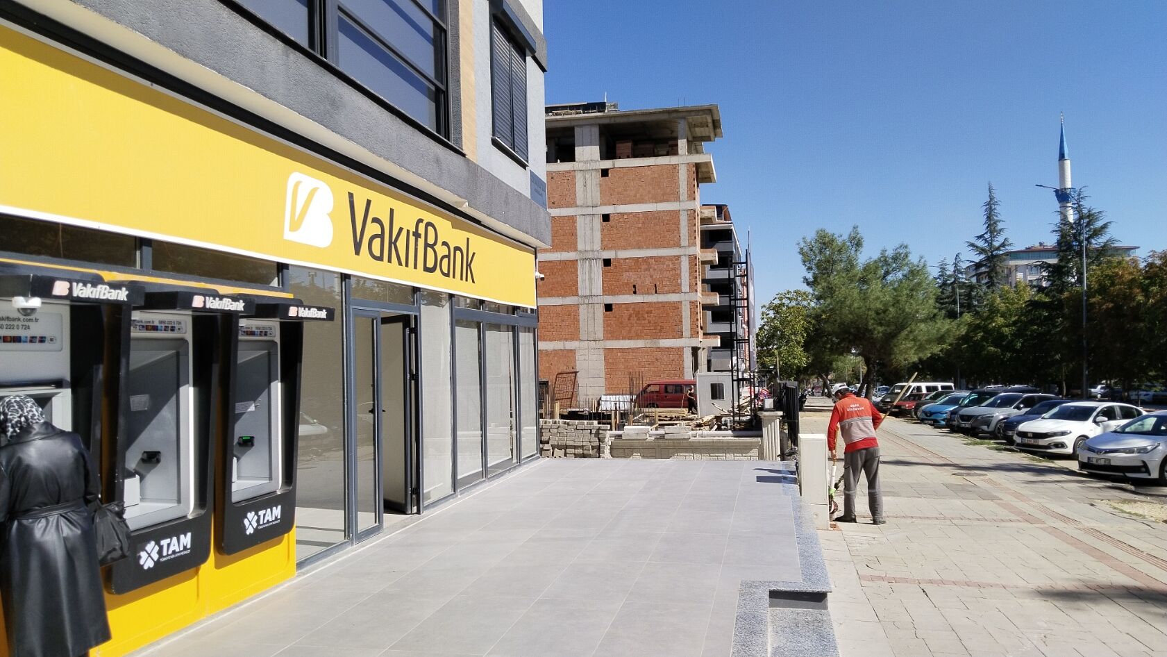 Vakıfbank'ın Uşak İsmetpaşa Caddesi şubesi, geçici olarak Şeref Caddesine taşındı