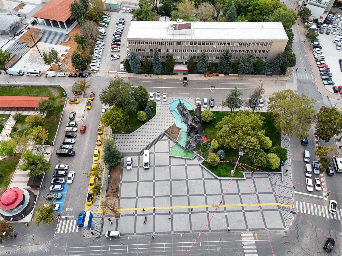 Uşak'ın çeyrek asırdır sembolü olan Atatürk Anıtı'nın drone görüntüsü dikkat çekti