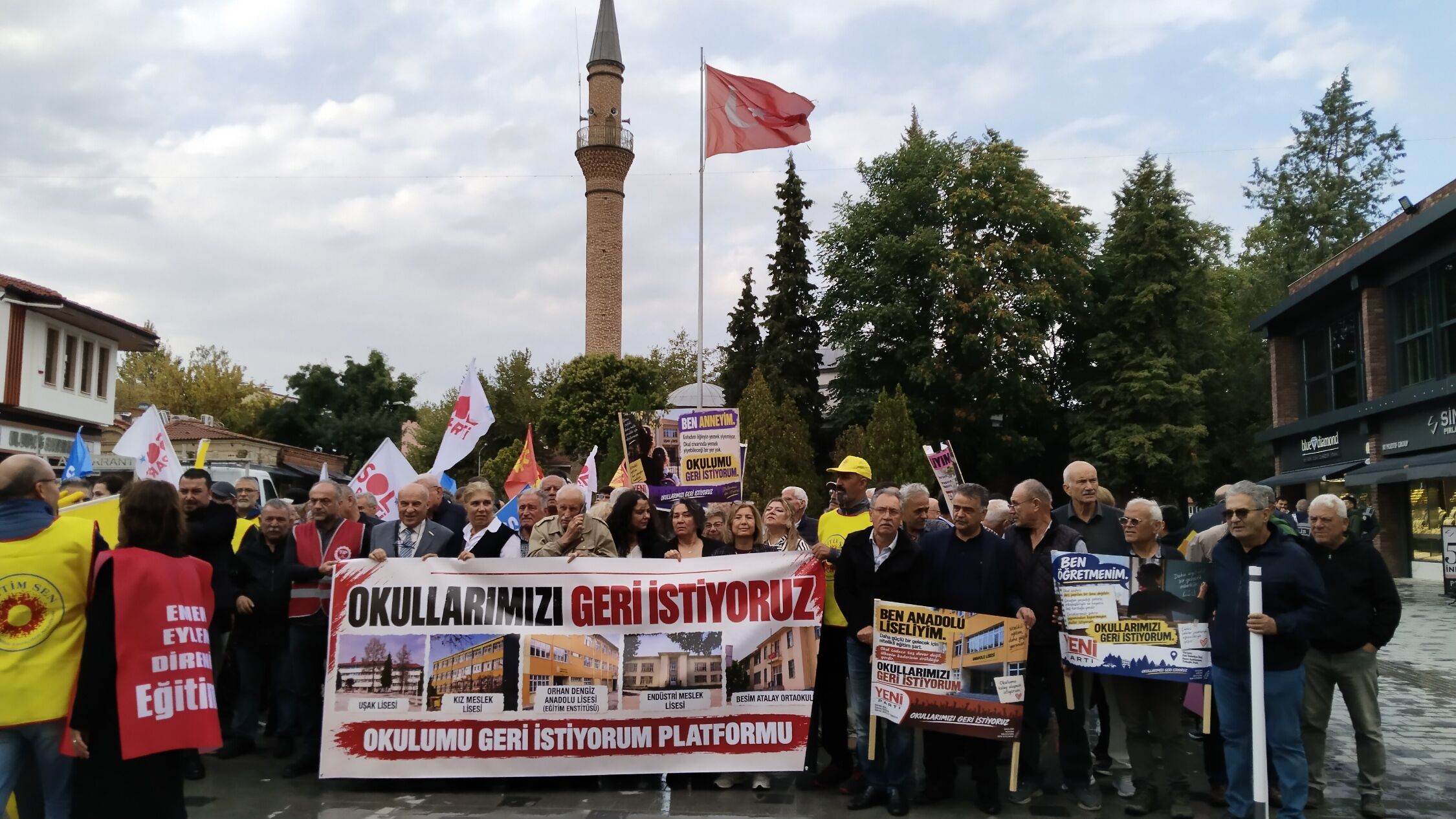 Uşak'ta yıkılan okulların kent merkezine inşa edilmesini istediler