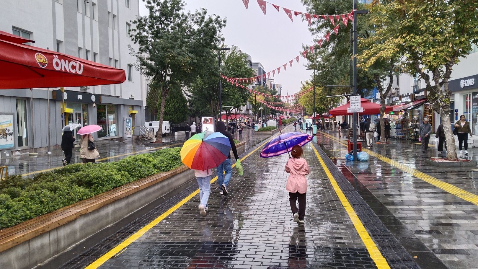 Uşak'ta hava sıcaklığı 8 derece birden düşecek! Hafta boyunca yağmur bekleniyor!