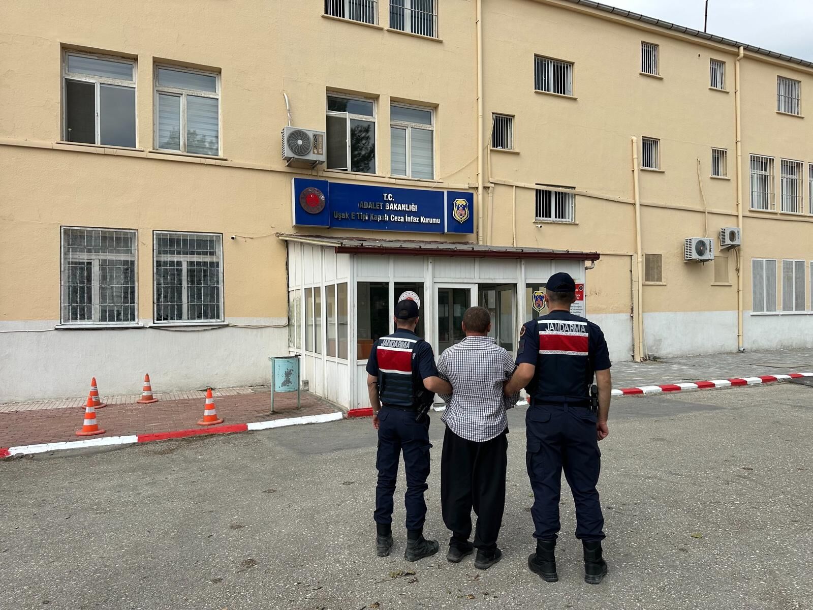 Uşak İl Jandarma Komutanlığı, kesin hapis cezası olan 25 kişiyi adalete teslim etti