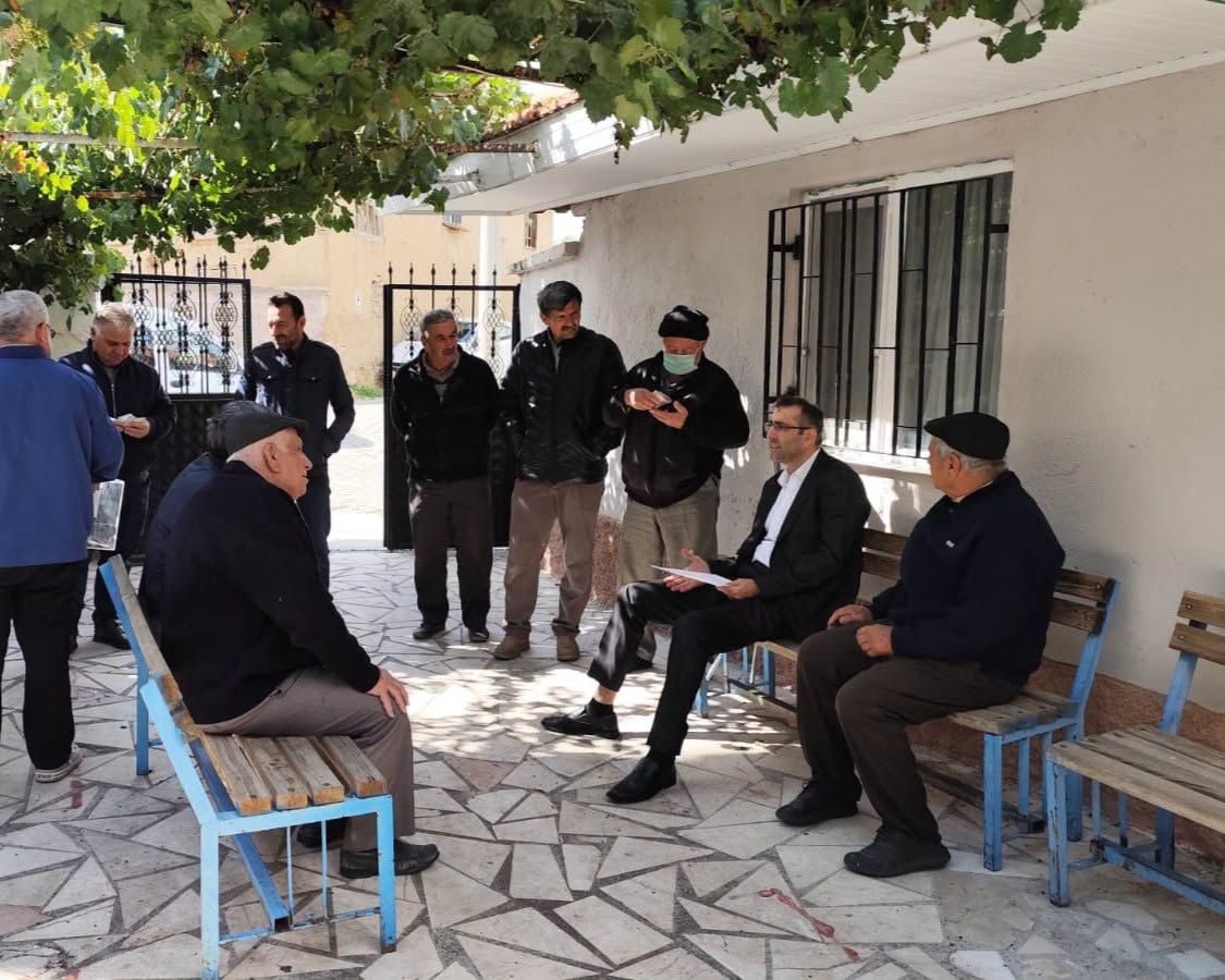 1 ay önce ayağı kırılan Uşak İl Tarım ve Orman Müdürü Bilir, toparlanarak yeniden köy ziyaretlerine başladı