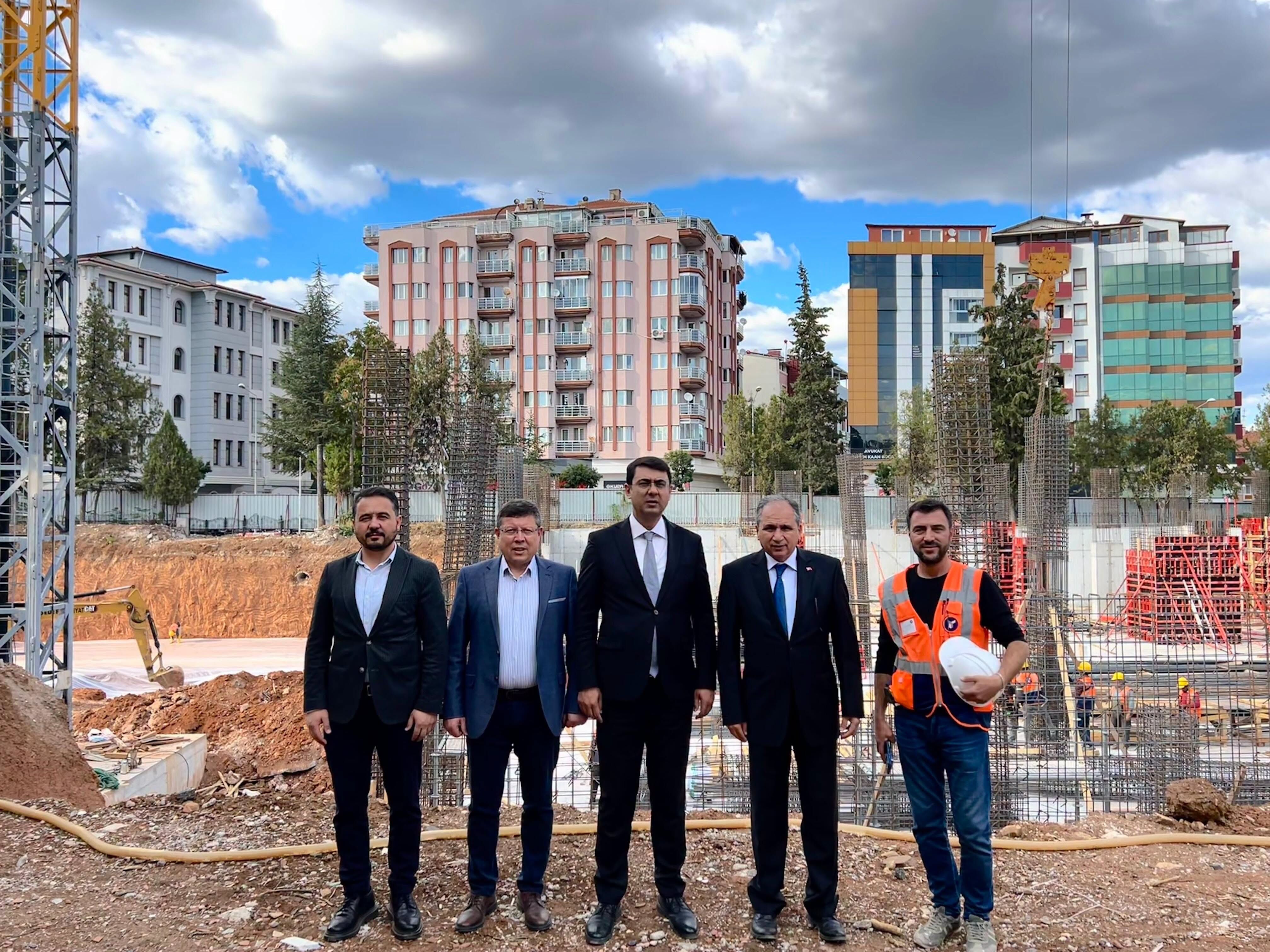 Uşak yapılan 168 kişilik otel ve akşam sanat okulu inşaatında inceleme yaptılar
