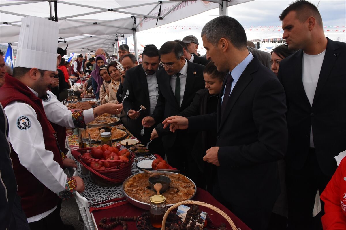 Afyon'da kurulan Anadolu Sofrası, Rusya'nın rekorunu egale etti