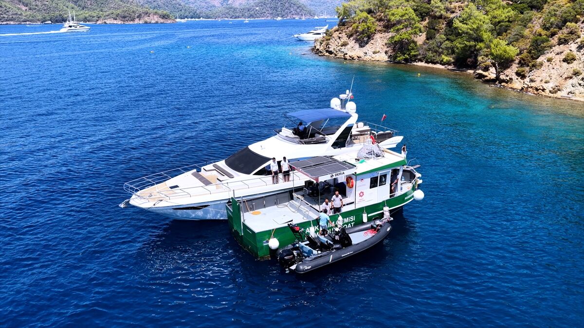 Fethiye'deki deniz süpürgesi ve atık alım gemisinden görüntüler paylaştı! Denizler mis gibi olacak