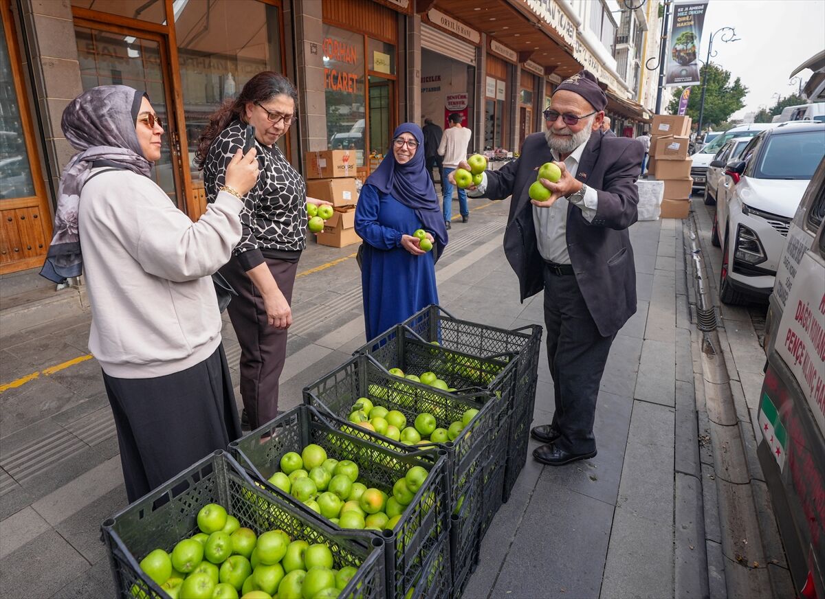 Elmacı Dede, Çivril'deki 1300 kilo elmayı Diyarbakır'da askerlere ve vatandaşa dağıttı