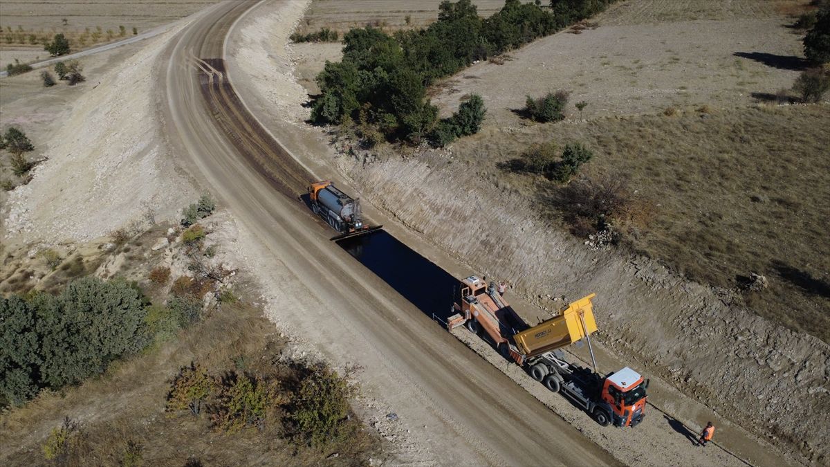 Demirci ve Selendi'yi bağlayan 2 kilometrelik yol asfaltlandı