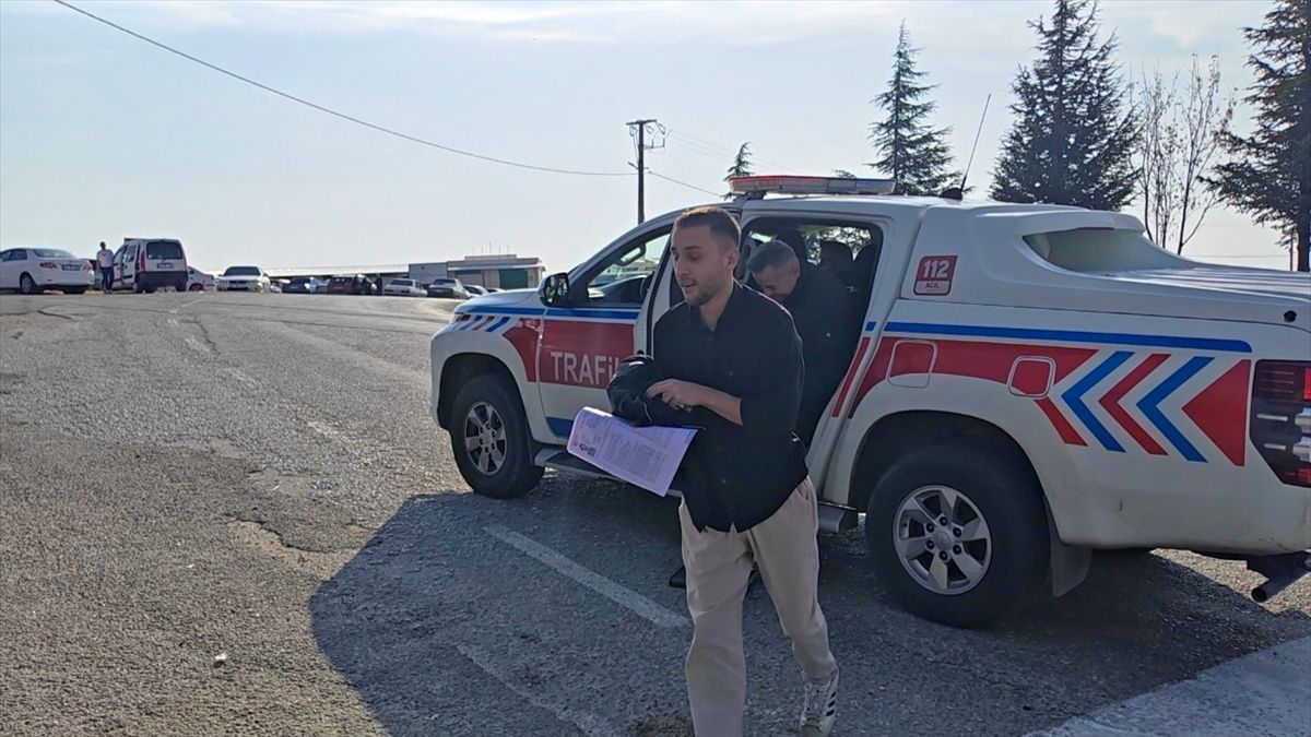 Demirci'de KPSS'ye giderken lastiği patlayan adaylar jandarma sayesinde sınava yetişti
