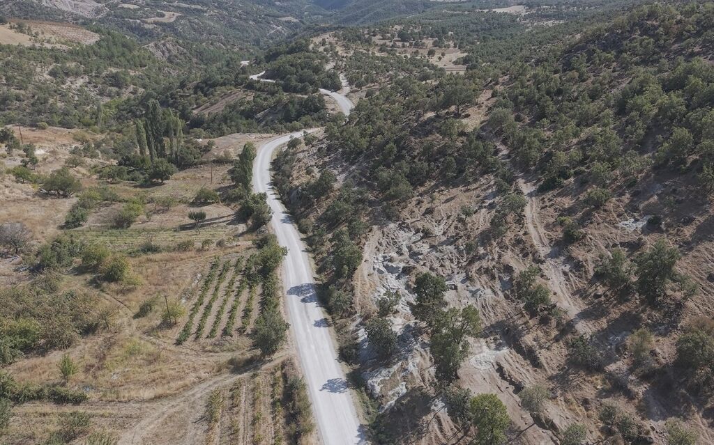 Demirci'de 12 mahalleyi bağlayan Karadaş yolu tamamlandı