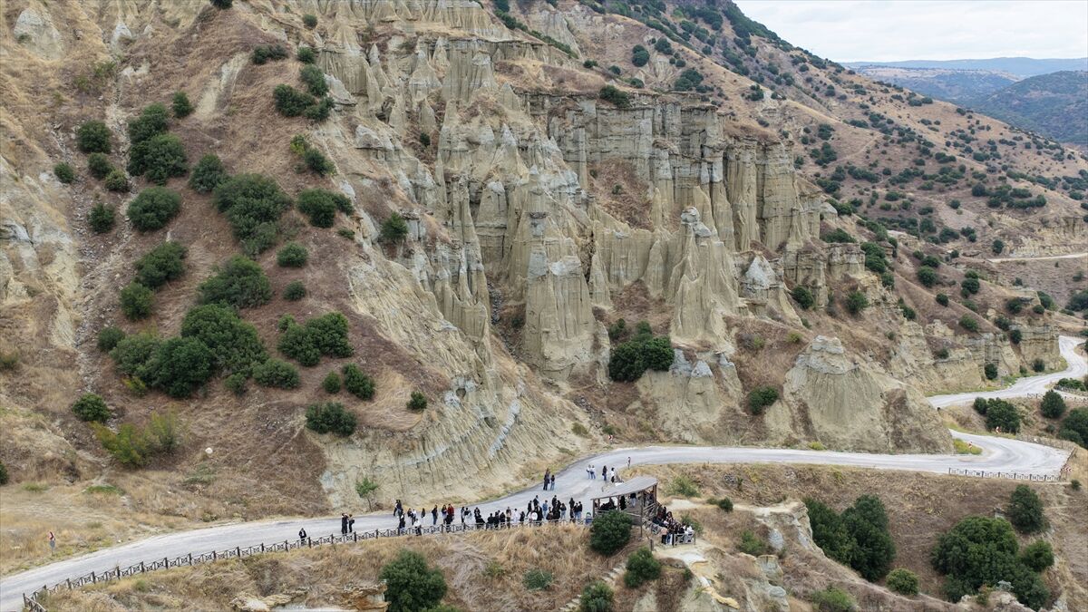 Manisa Celal Bayar öğrencileri Kula'daki peribacalarını 150 öğrenci ziyaret etti